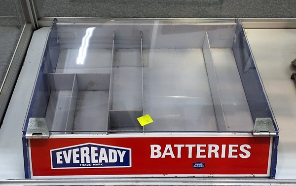 Lot 1387 - BATTERY DISPLAY CASE