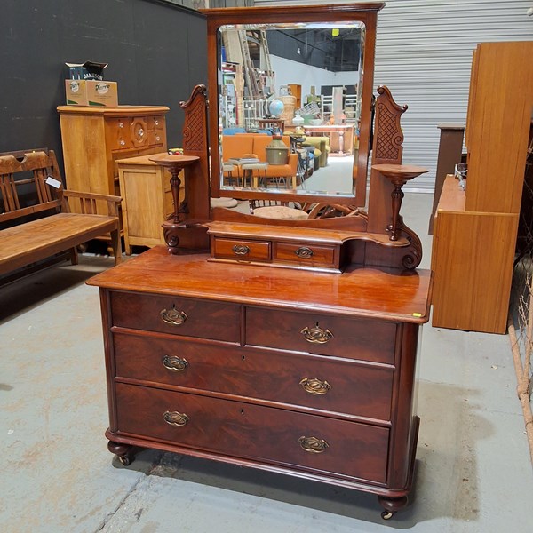 Lot 297 - DUCHESS DRESSING CHEST