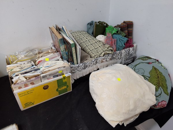 Lot 1428 - SEWING REQUISITES