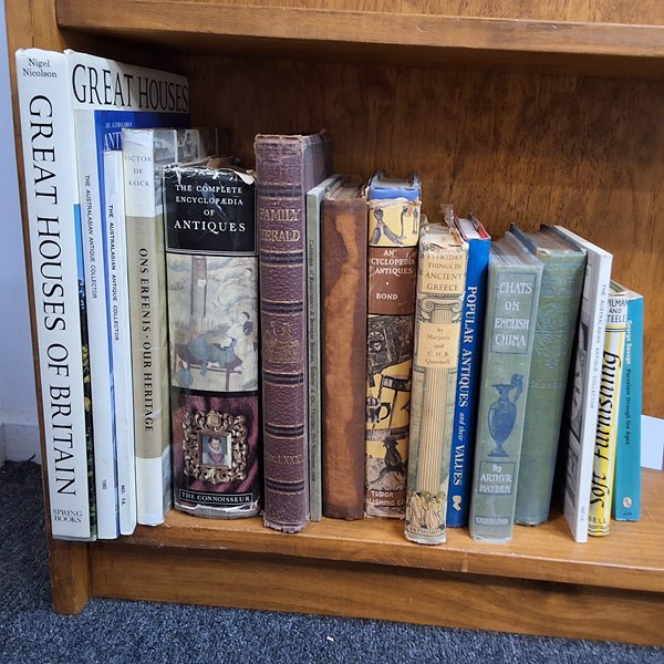 Lot 1409 - BOOKS ABOUT ANTIQUES & ARCHITECTURE