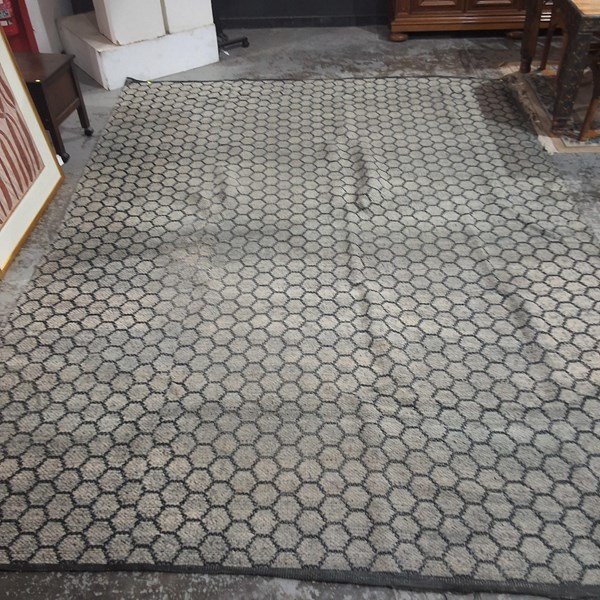 Lot 176 - FLOOR RUG