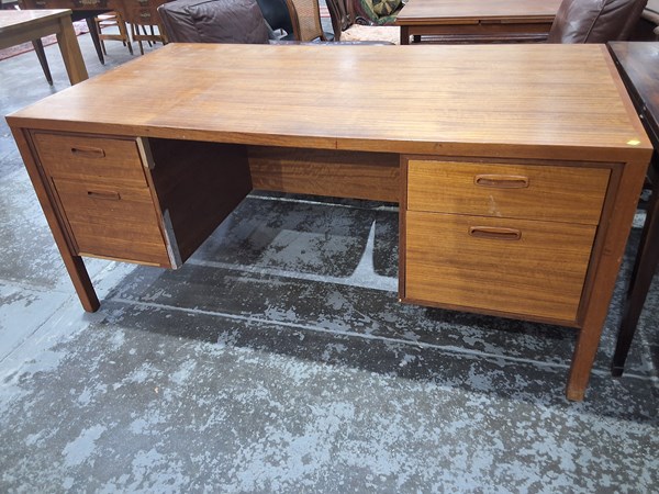 Lot 170 - DESK