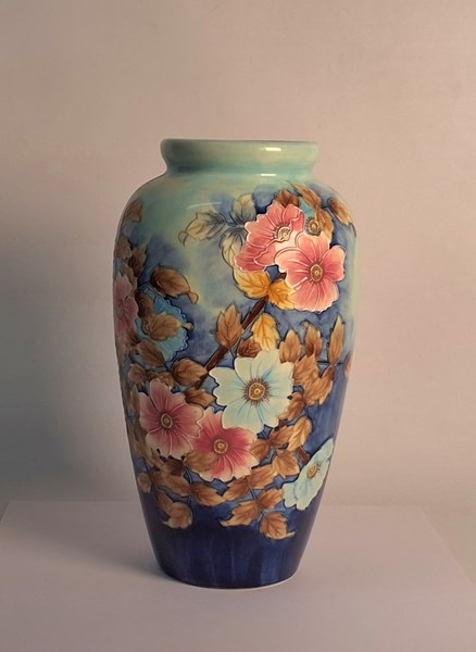 Lot 1144 - VASE