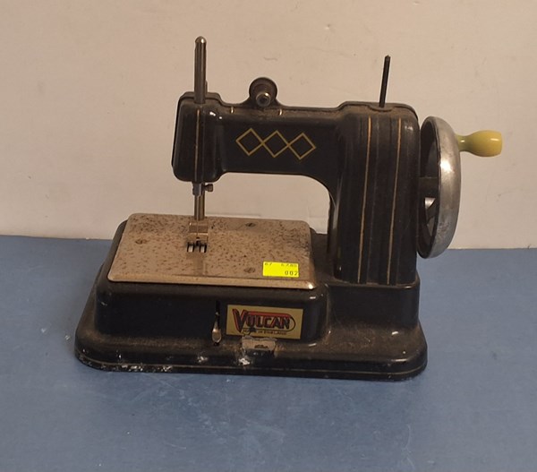 Lot 1250 - MINI SEWING MACHINE