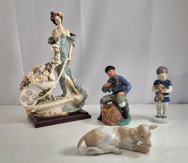 Lot 1128 - FIGURINES