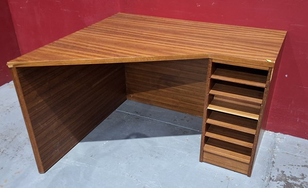 Lot 262 - OFFICE DESK