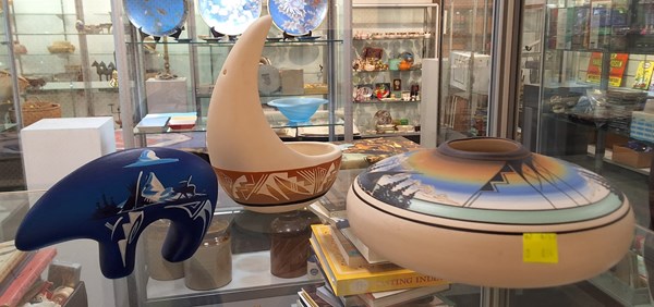Lot 1215 - NATIVE AMERICAN POTTERY
