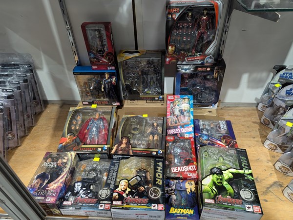 Lot 1202 - MARVEL AND DC FIGURES