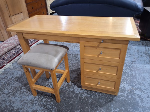 Lot 168 - DESK