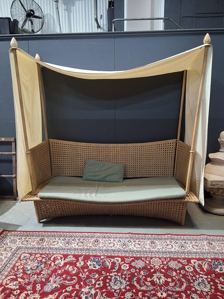 Lot 390 - DAY BED