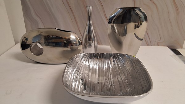 Lot 1325 - VESSELS