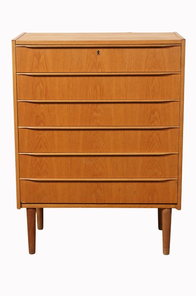 Lot 88 - OAK CHEST OF DRAWERS