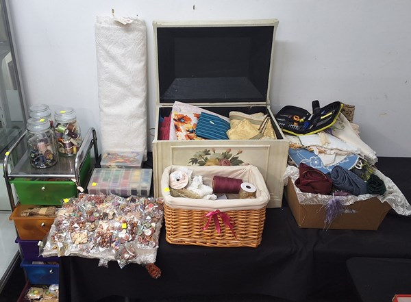 Lot 1431 - SEWING LOT