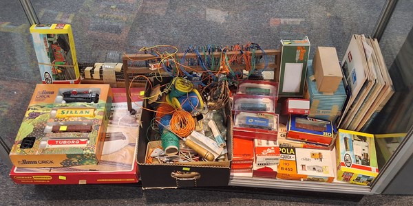 Lot 1402 - MODEL TRAIN BUNDLE