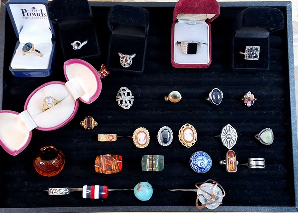 Lot 1083 - JEWELLERY
