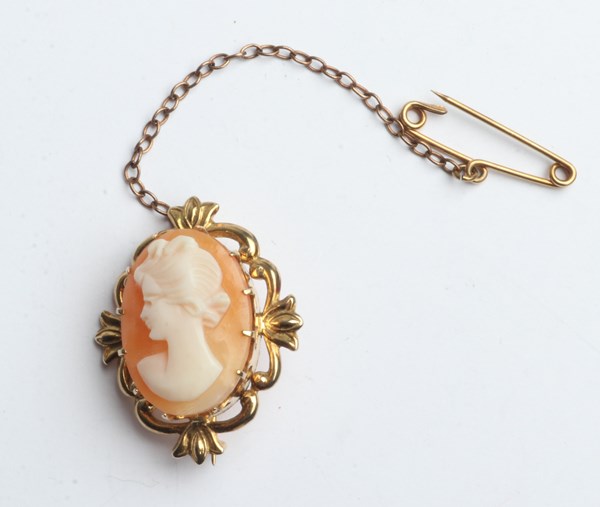 Lot 1025 - GOLD BROOCH