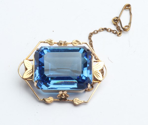 Lot 1017 - GOLD BROOCH