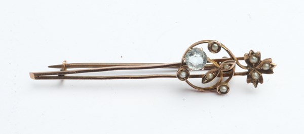 Lot 1014 - GOLD BROOCH