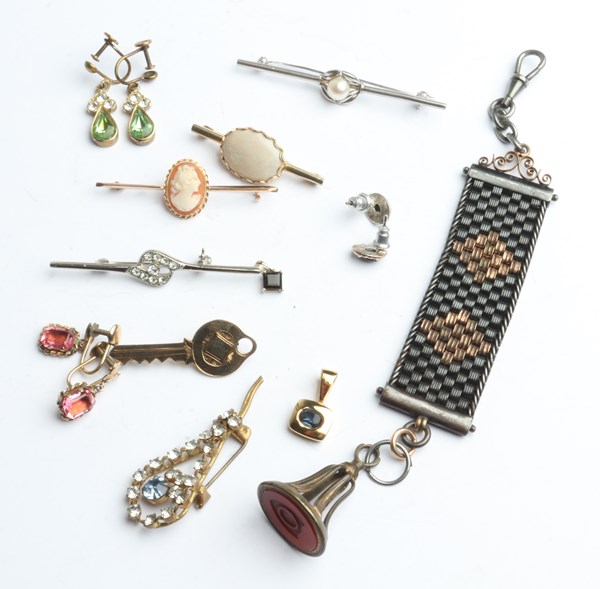 Lot 1035 - JEWELLERY