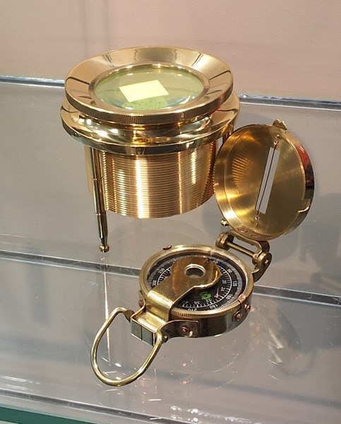 Lot 1255 - COMPASS AND MAP READER