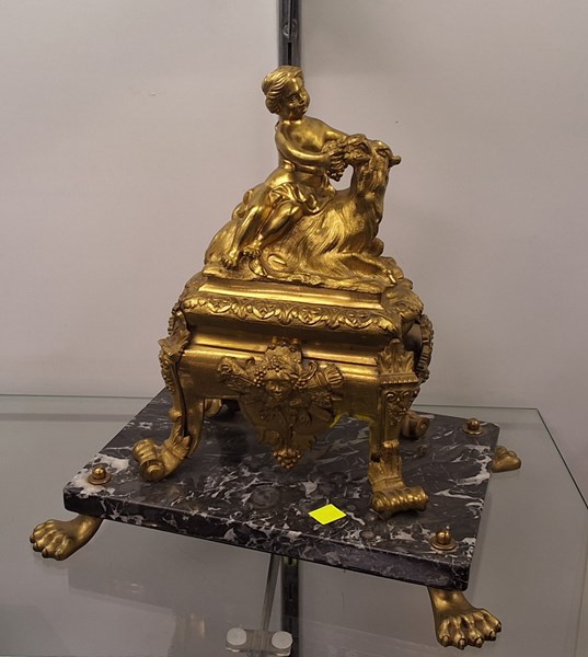 Lot 1331 - GARNITURE