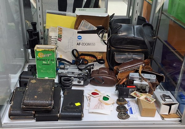 Lot 1430 - CAMERAS