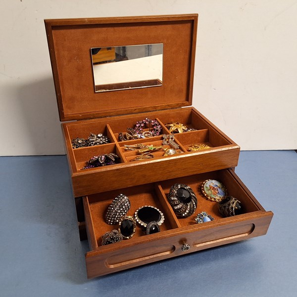 Lot 1085 - COSTUME JEWELLERY