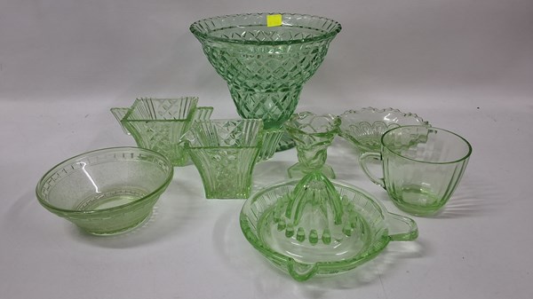 Lot 1221 - URANIUM GLASS
