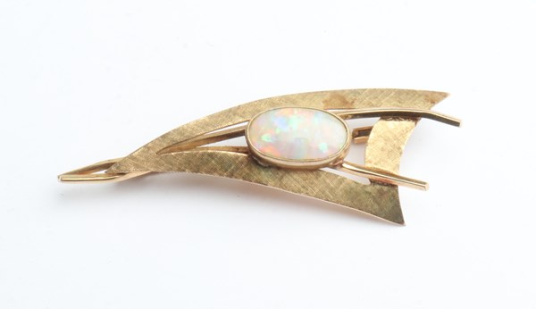 Lot 1016 - GOLD OPAL BROOCH