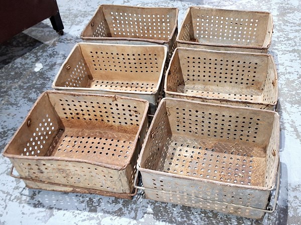 Lot 258 - DIPPING TRAYS