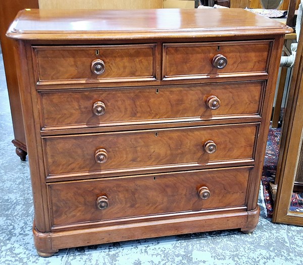 Lot 204 - CHEST OF DRAWERS