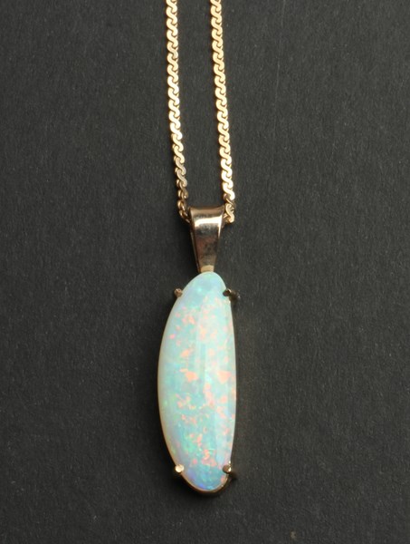 Lot 1019 - GOLD OPAL PENDANT