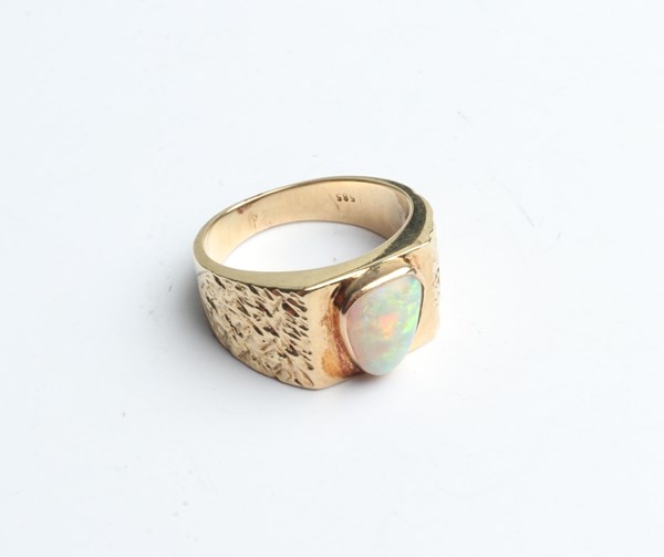 Lot 1005 - GOLD OPAL RING