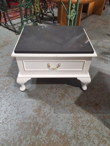 Lot 441 - SIDE TABLE