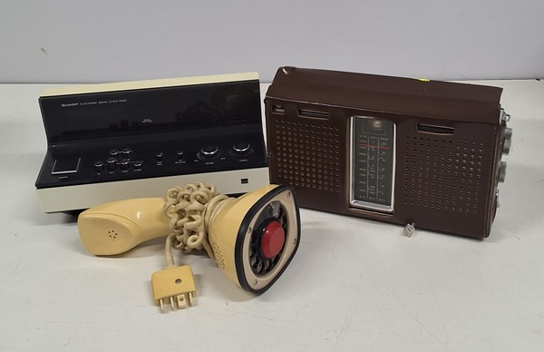Lot 1333 - RADIOS & TELEPHONE