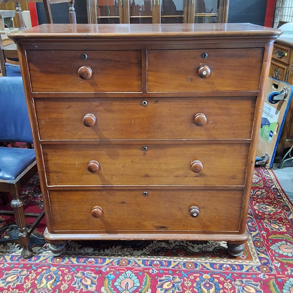 Lot 447 - CHEST OF DRAWERS