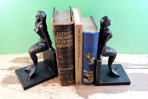 Lot 1324 - BOOK ENDS