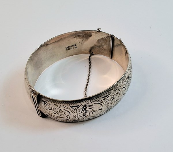 Lot 1020 - SILVER BANGLE