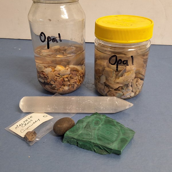 Lot 1253 - MINERAL SPECIMENS