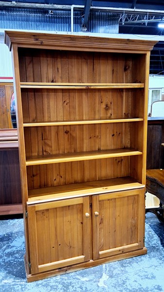 Lot 163 - BOOKSHELF