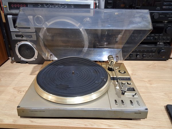 Lot 339 - TURNTABLE
