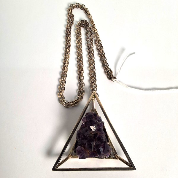 Lot 1033 - AMETHYST NECKLACE