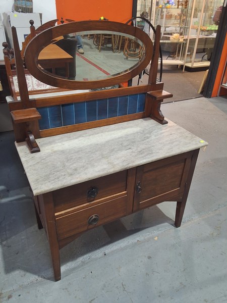 Lot 361 - WASH STAND