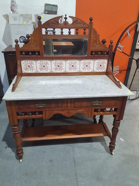 Lot 355 - WASH STAND