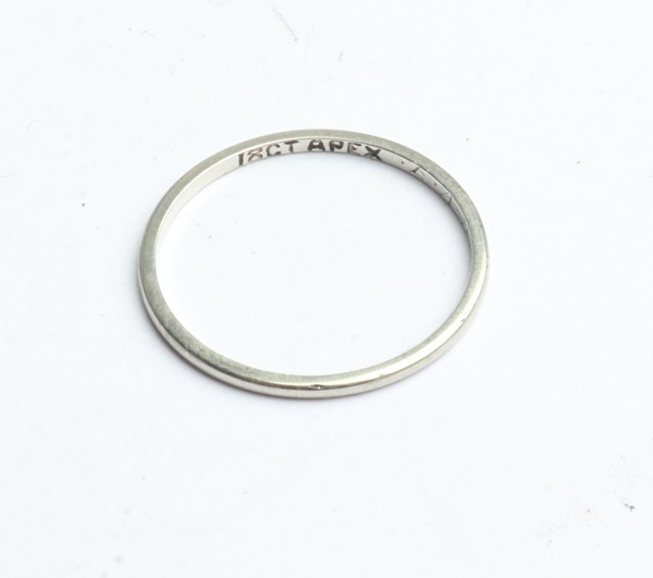 Lot 1030 - GOLD RING