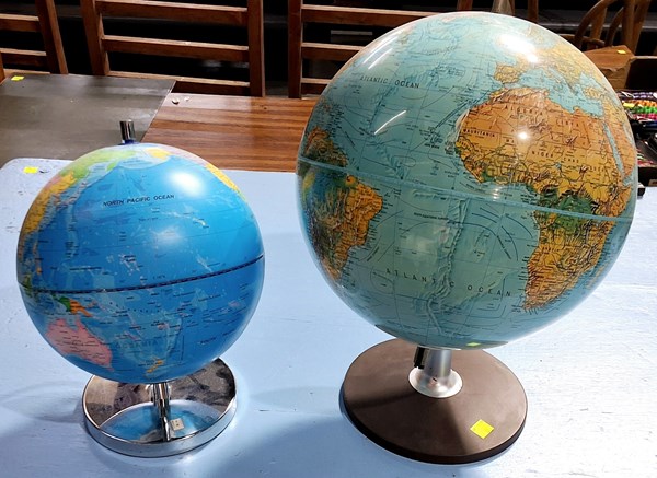 Lot 254 - GLOBES