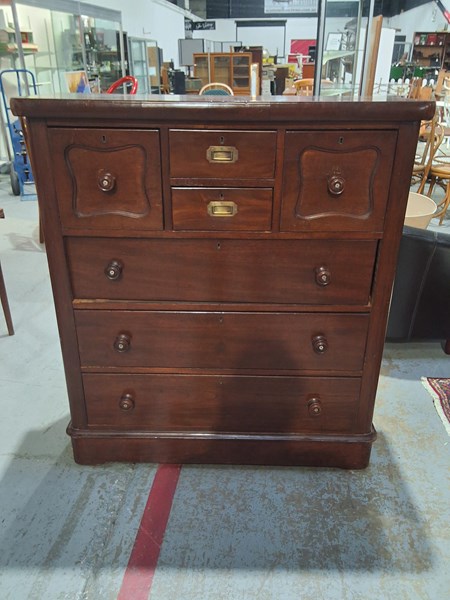 Lot 462 - CHEST OF DRAWERS
