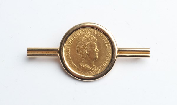 Lot 1006 - GOLD BROOCH