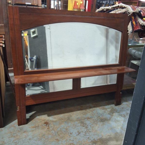 Lot 424 - WALL MIRROR