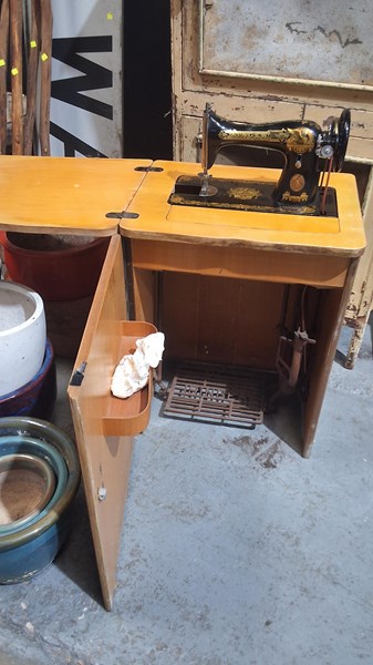 Lot 292 - SEWING MACHINE